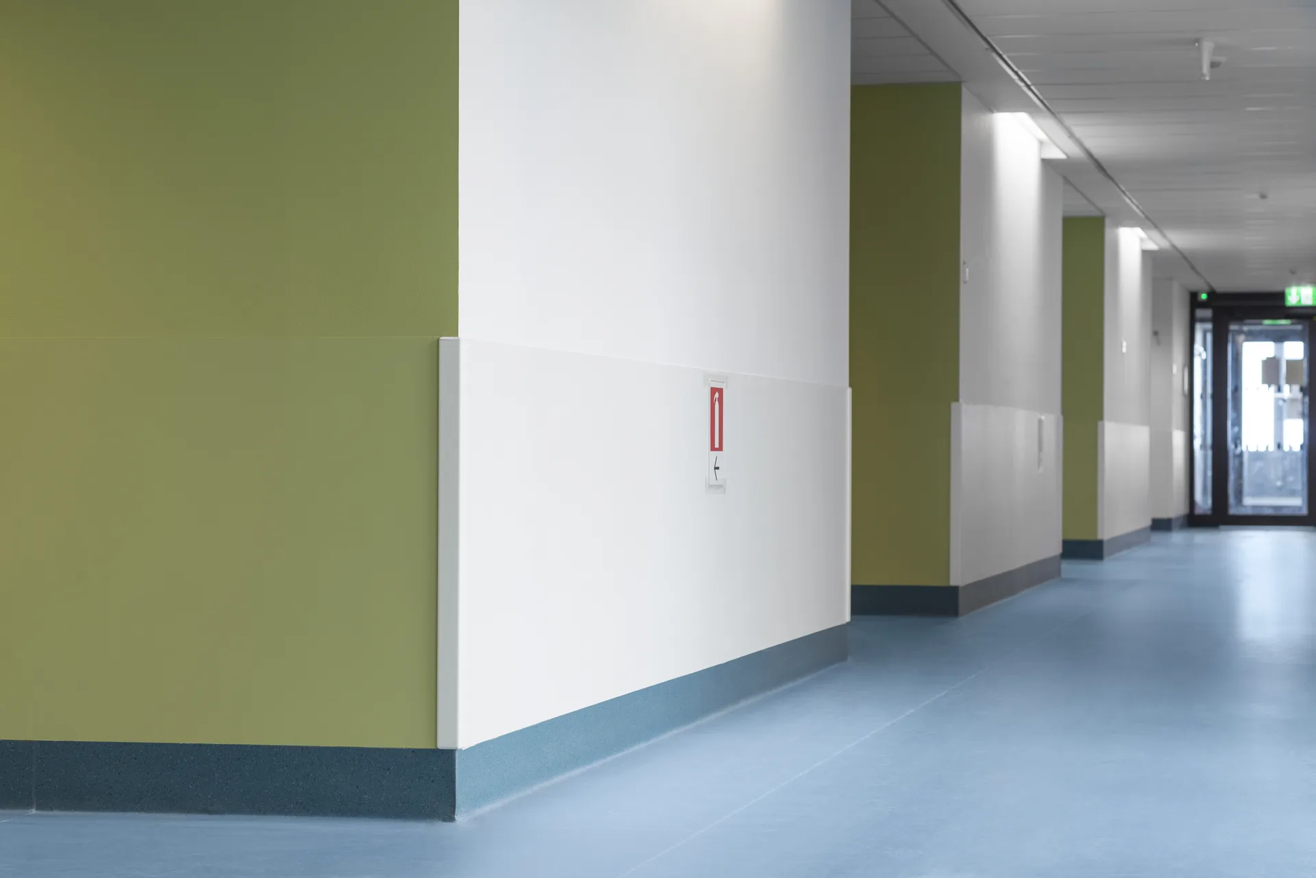 Acrovyn väggskydd installerat i modern korridor